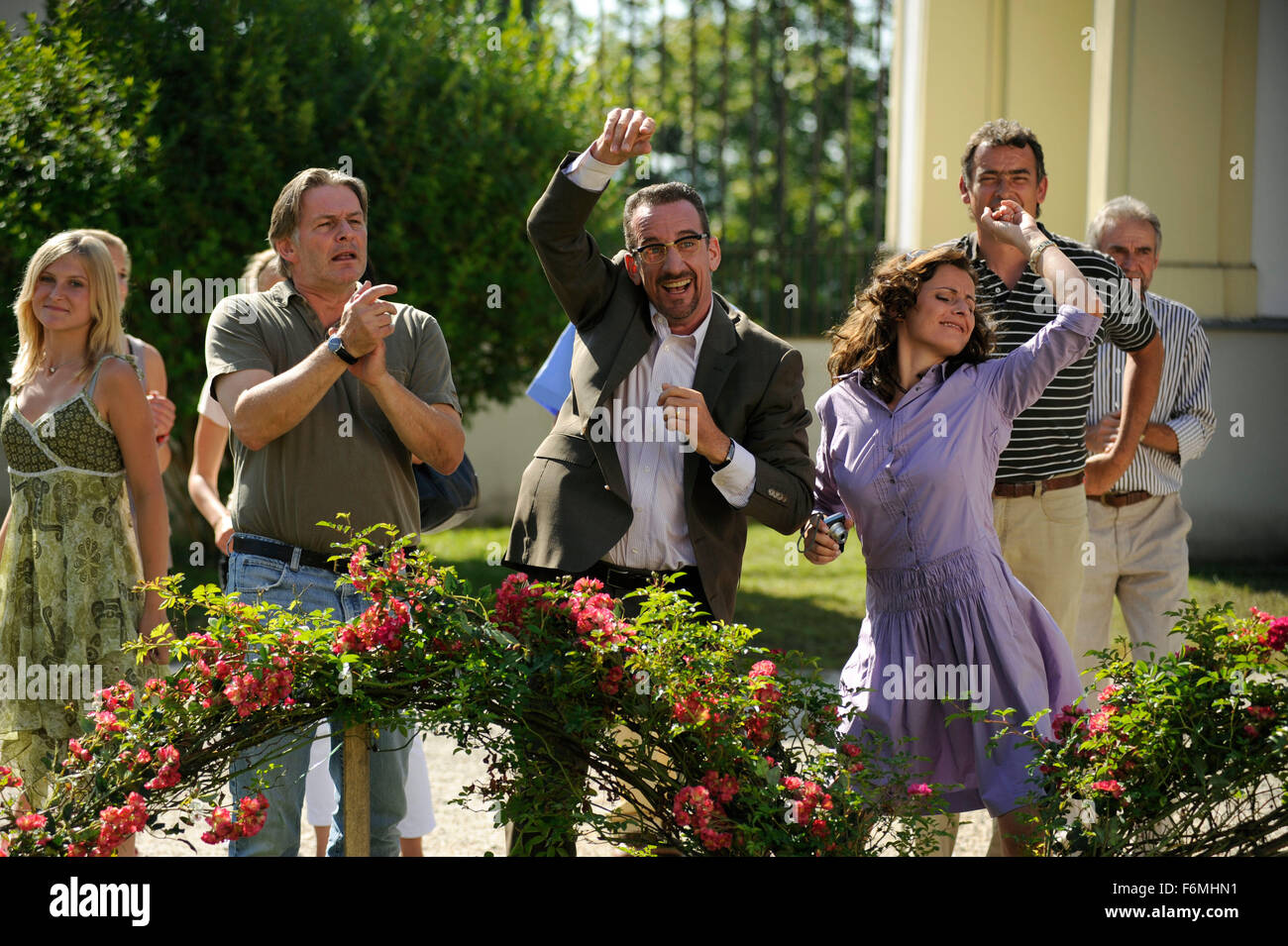 DATE DE SORTIE : Février 18, 2010 TITRE DE LA VIDÉO : Rock It STUDIO : SamFilm Produktion Réalisateur : Mike Marzuk PLOT : lorsqu'ils sont envoyés à un pensionnat pour la musique classique, la musique rock adolescent découvre Julia - et des musiciens de rock. Déchiré entre ces deux univers musicaux, elle doit trouver son propre chemin. Sur la photo : HEIO VON STETTEN que Herr Winterfeld et KATJA KELLER comme Frau Winterfeld (crédit Image : c SamFilm Produktion/photos) Banque D'Images