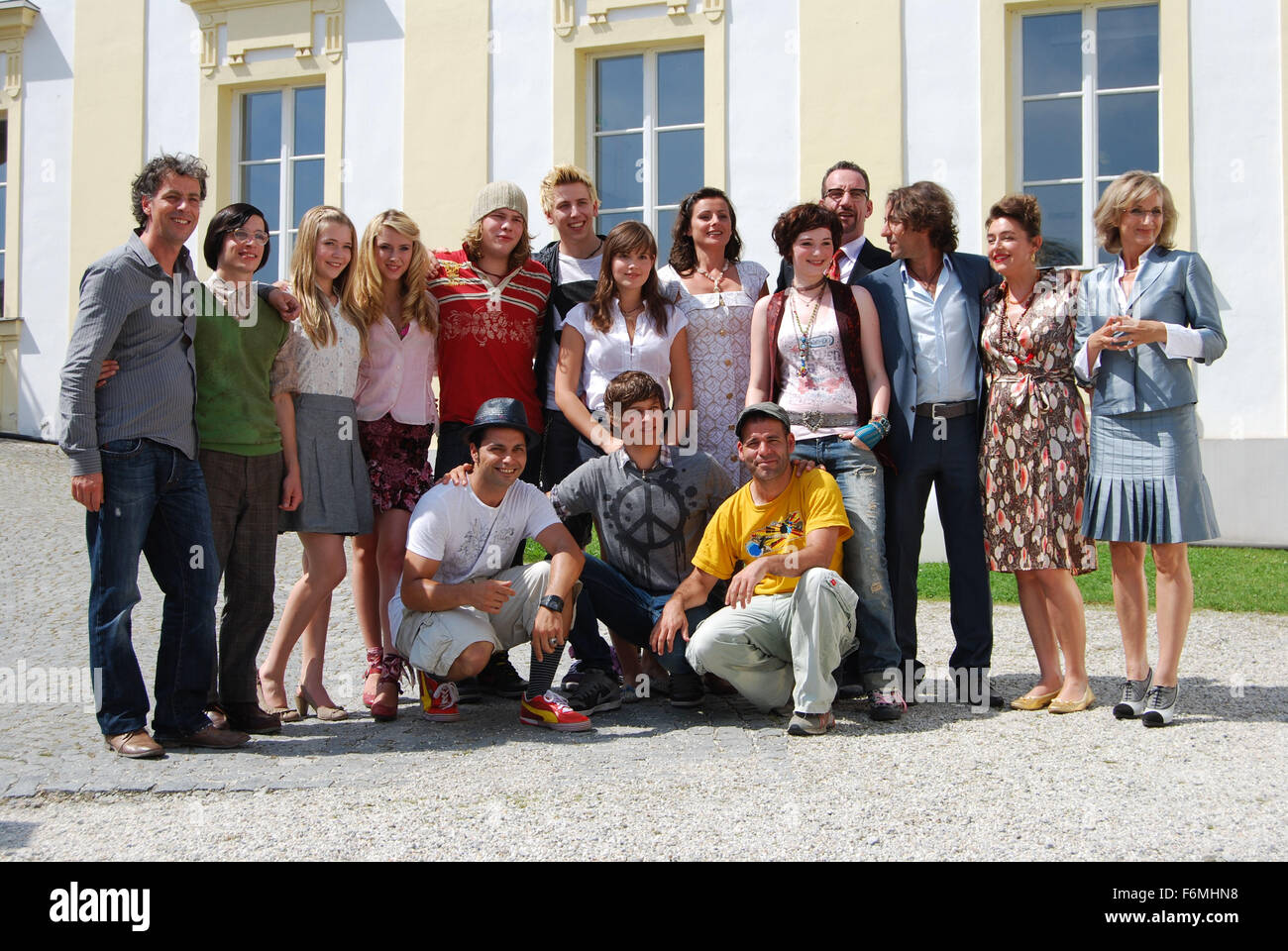 DATE DE SORTIE : Février 18, 2010 TITRE DE LA VIDÉO : Rock It STUDIO : SamFilm Produktion Réalisateur : Mike Marzuk PLOT : lorsqu'ils sont envoyés à un pensionnat pour la musique classique, la musique rock adolescent découvre Julia - et des musiciens de rock. Déchiré entre ces deux univers musicaux, elle doit trouver son propre chemin. Photo : Emilia Schule, Daniel Axt, Maria Ehrich, Vivien Wulf, Farina, Flebbe Jan Wannemacher, Heio von Stetten, Selatin Kara, Elisabeth Romano, Ben Munchow, Dieter Landuris, Petra Nadolny, Mike Marzuk, Andreas Ulmke-Smeaton (crédit Image : c SamFilm Produktion/images/.c Banque D'Images