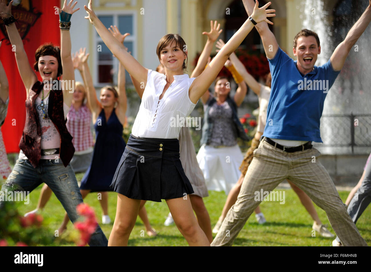 DATE DE SORTIE : Février 18, 2010 TITRE DE LA VIDÉO : Rock It STUDIO : SamFilm Produktion Réalisateur : Mike Marzuk PLOT : lorsqu'ils sont envoyés à un pensionnat pour la musique classique, la musique rock adolescent découvre Julia - et des musiciens de rock. Déchiré entre ces deux univers musicaux, elle doit trouver son propre chemin. Photo : EMILIA SCHULE comme Julia et MARIA EHRICH comme Francesca (crédit Image : c SamFilm Produktion/photos) Banque D'Images