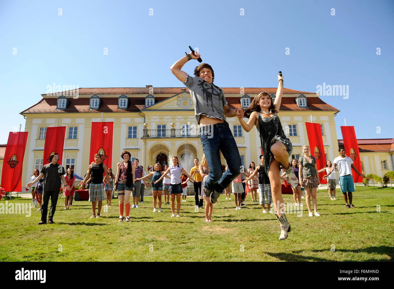 DATE DE SORTIE : Février 18, 2010 TITRE DE LA VIDÉO : Rock It STUDIO : SamFilm Produktion Réalisateur : Mike Marzuk PLOT : lorsqu'ils sont envoyés à un pensionnat pour la musique classique, la musique rock adolescent découvre Julia - et des musiciens de rock. Déchiré entre ces deux univers musicaux, elle doit trouver son propre chemin. Sur la photo : DANIEL.AXT que Nick et EMILIA SCHULE comme Julia (crédit Image : c SamFilm Produktion/photos) Banque D'Images