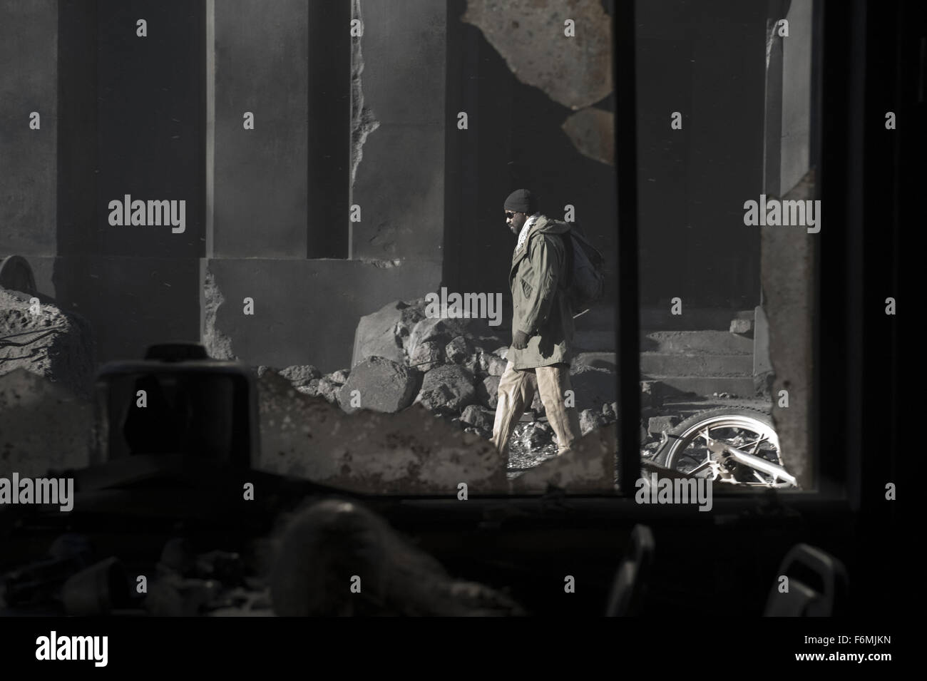 DATE DE SORTIE : Janvier 15, 2009. Titre du film : Le Livre d'Eli. STUDIO : photos d'argent. Résumé : Une histoire post-apocalyptique, dans lequel un homme seul se bat son chemin à travers l'Amérique afin de protéger un livre sacré qui détient les secrets pour sauver l'humanité. Sur la photo : Denzel Washington comme Eli. Banque D'Images