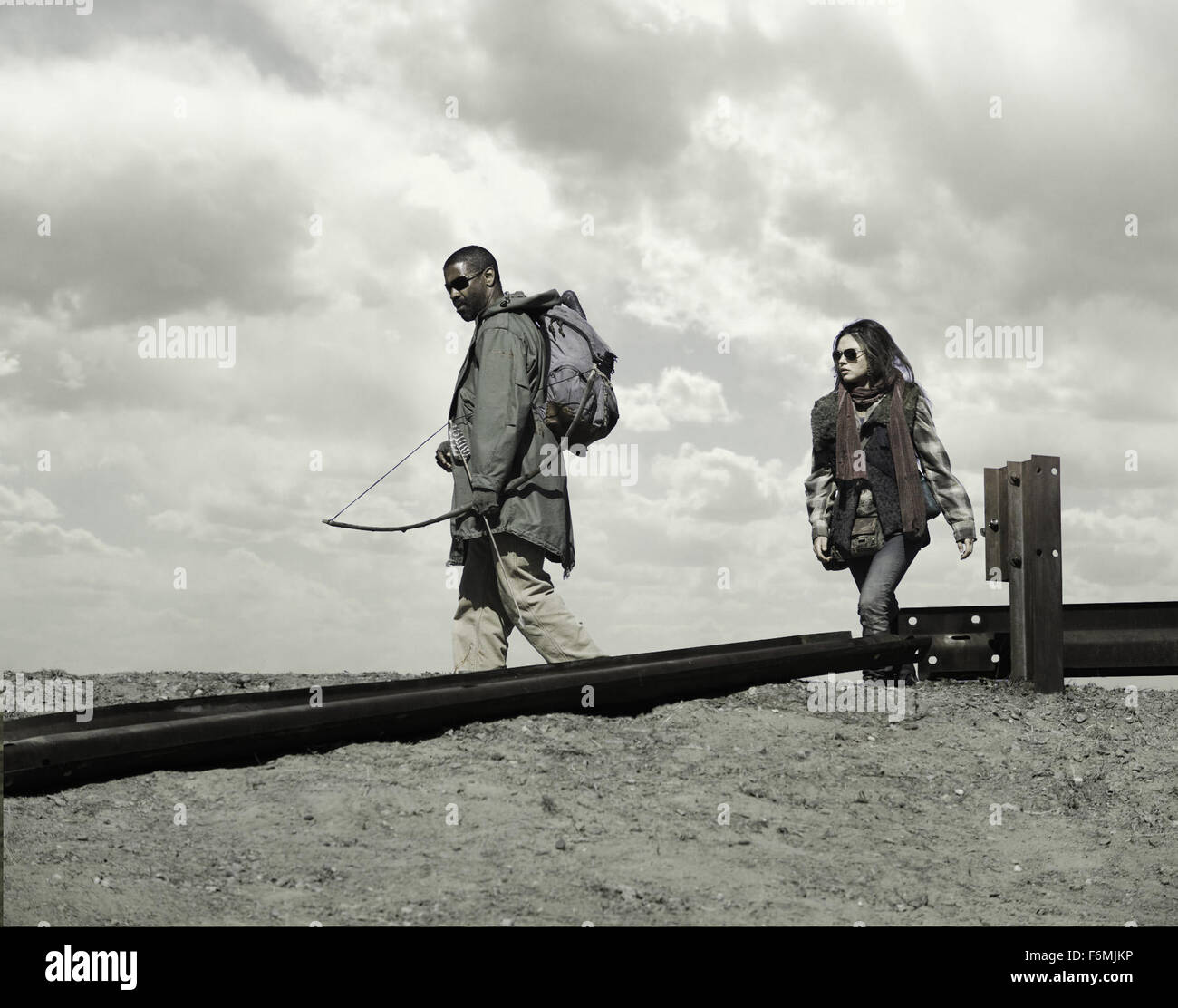 DATE DE SORTIE : Janvier 15, 2009. Titre du film : Le Livre d'Eli. STUDIO : photos d'argent. Résumé : Une histoire post-apocalyptique, dans lequel un homme seul se bat son chemin à travers l'Amérique afin de protéger un livre sacré qui détient les secrets pour sauver l'humanité. Sur la photo : Denzel Washington comme Eli et Solara comme Mila Kunis Banque D'Images