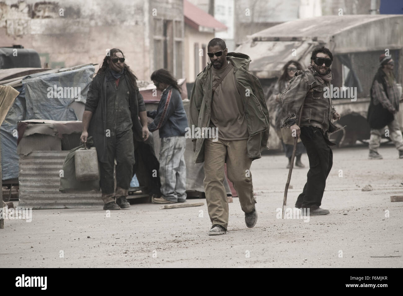 DATE DE SORTIE : Janvier 15, 2009. Titre du film : Le Livre d'Eli. STUDIO : photos d'argent. Résumé : Une histoire post-apocalyptique, dans lequel un homme seul se bat son chemin à travers l'Amérique afin de protéger un livre sacré qui détient les secrets pour sauver l'humanité. Sur la photo : Denzel Washington comme Eli. Banque D'Images