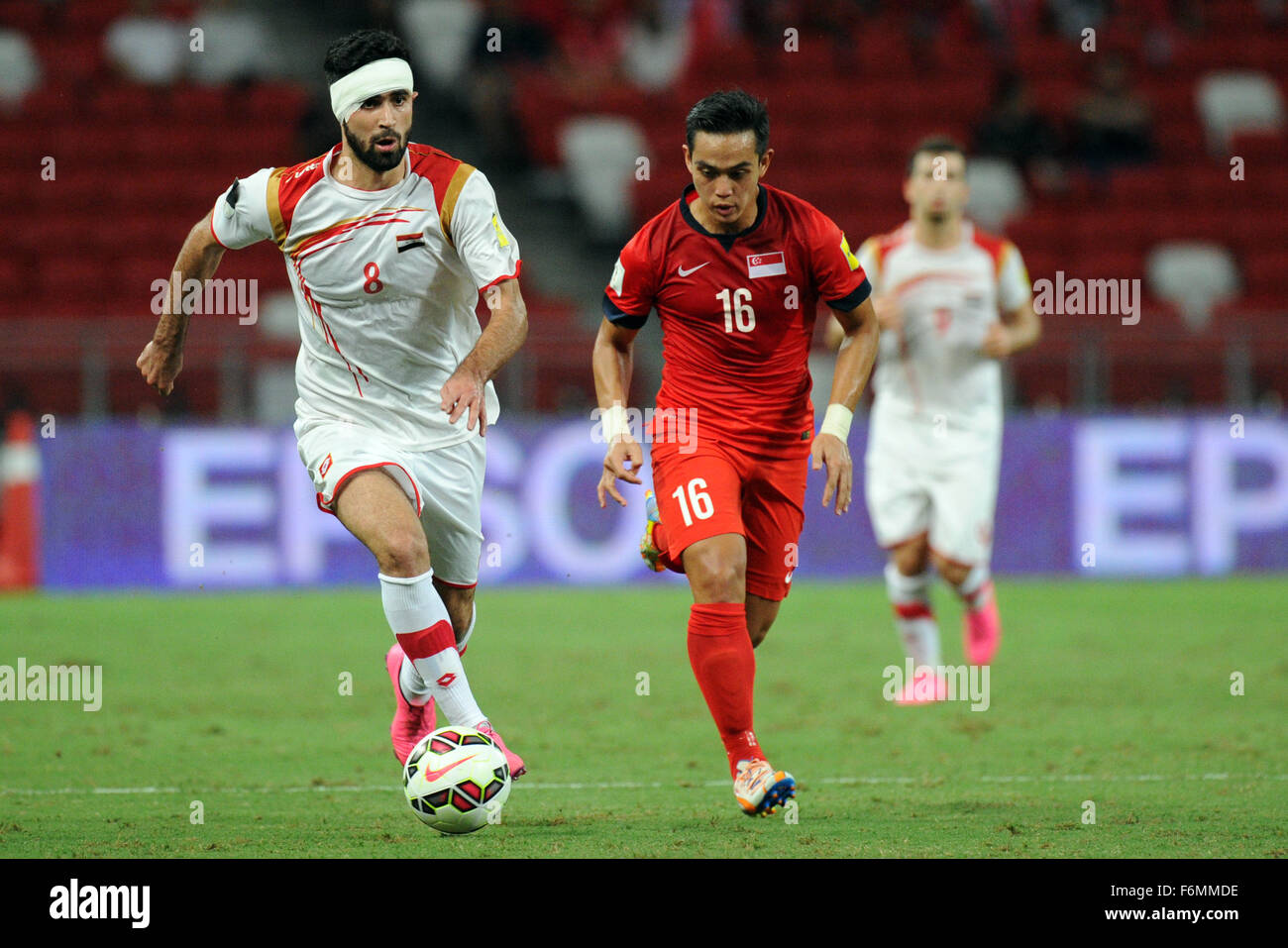 Singapour. 17 novembre, 2015. Omar Kharbin (L) de la Syrie fait concurrence  au cours d'un match de qualification de la Coupe du Monde 2018 à Singapour,  le 17 novembre 2015. La Syrie