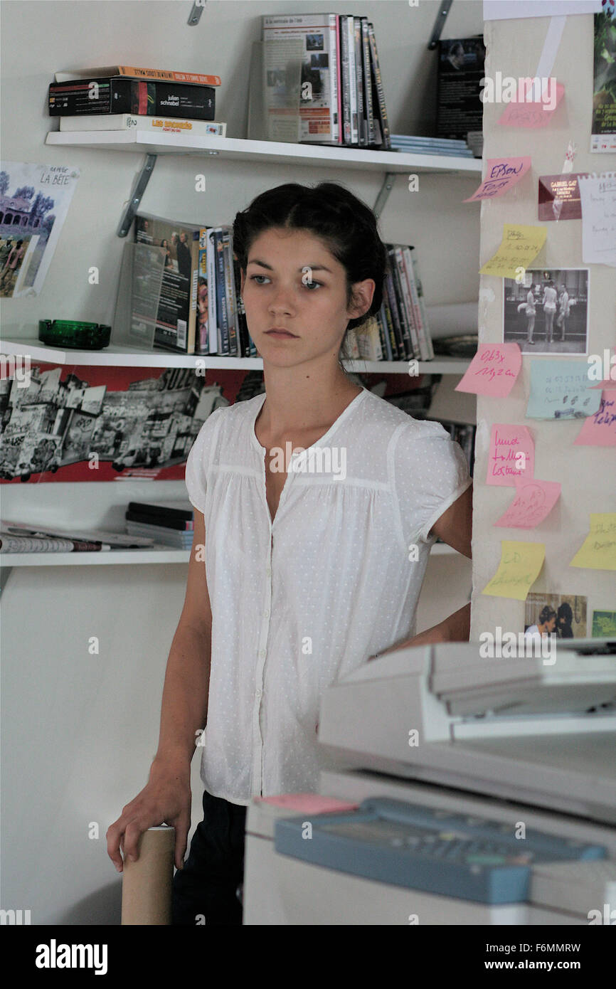 DATE DE SORTIE : Mai 21, 2010. Titre du film : le père des mes enfants. STUDIO : Les Films Pelleas. PLOT : Grégoire Canvel a tout ce qu'un homme peut souhaiter : une femme qu'il aime, trois enfants délicieuses et son emploi de rêve - il est un producteur de film. La découverte et le développement de films réalisateurs talentueux qui correspondent à sa conception du cinéma, libre et authentique, est justement sa raison de vivre. Gregoire consacre presque tout son temps et son énergie à son travail. Bien qu'il passe le week-end avec sa famille dans leur maison dans le pays, même ces moments précieux sont régulièrement interrompues par des administrateurs exigeant une Banque D'Images