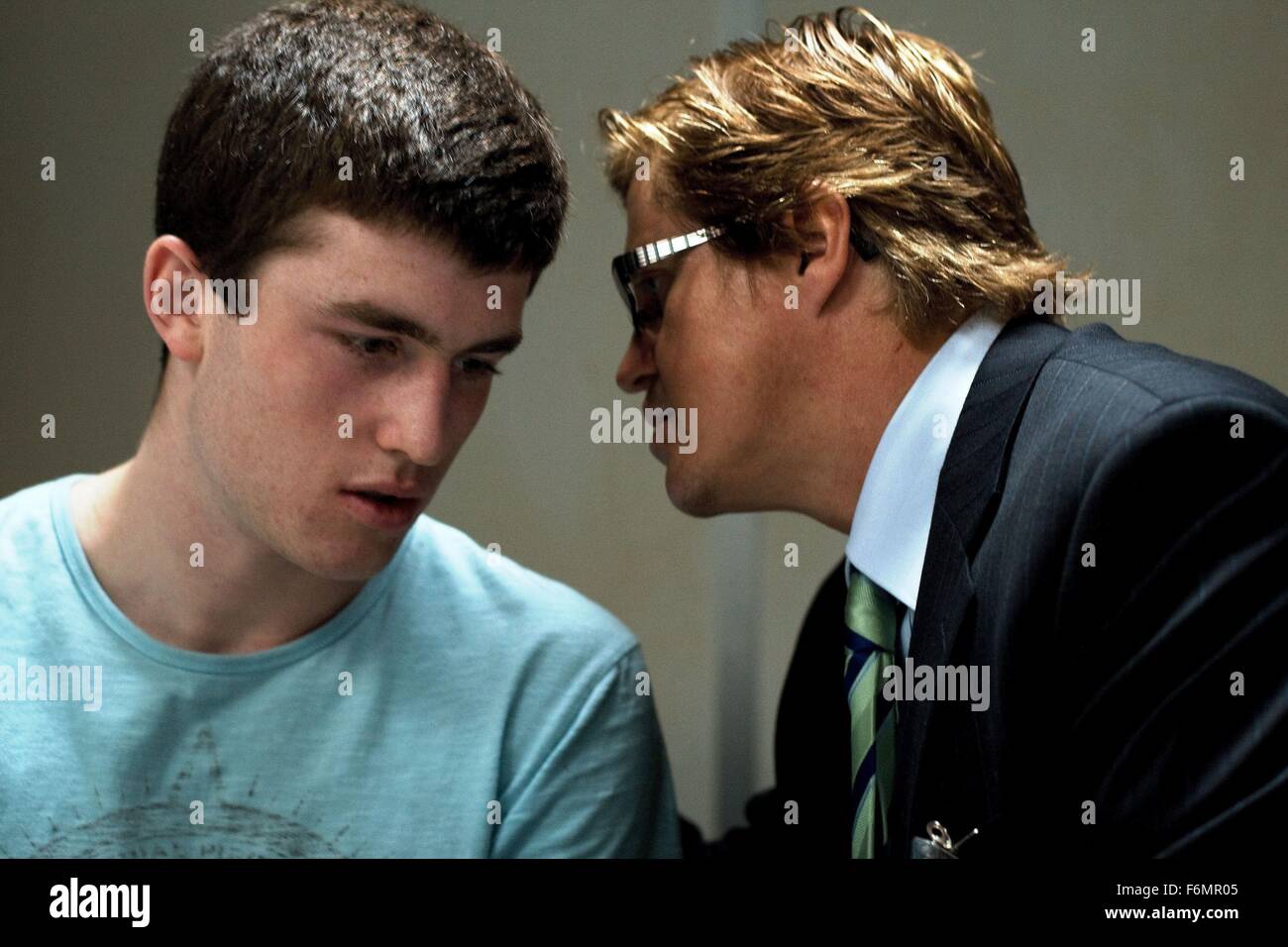 DATE DE SORTIE : 13 août 2010. Titre du film : Animal Kingdom. STUDIO : Porchlight Films. PLOT : Raconte l'histoire de dix-sept ans, J (Josh) alors qu'il navigue entre sa survie un explosif de la famille criminelle et le détective qui croit pouvoir le sauver. Photo : JAMES FRECHEVILLE comme Joshua Cody 'J' et DAN WYLLIE comme Esdras blanc. Banque D'Images