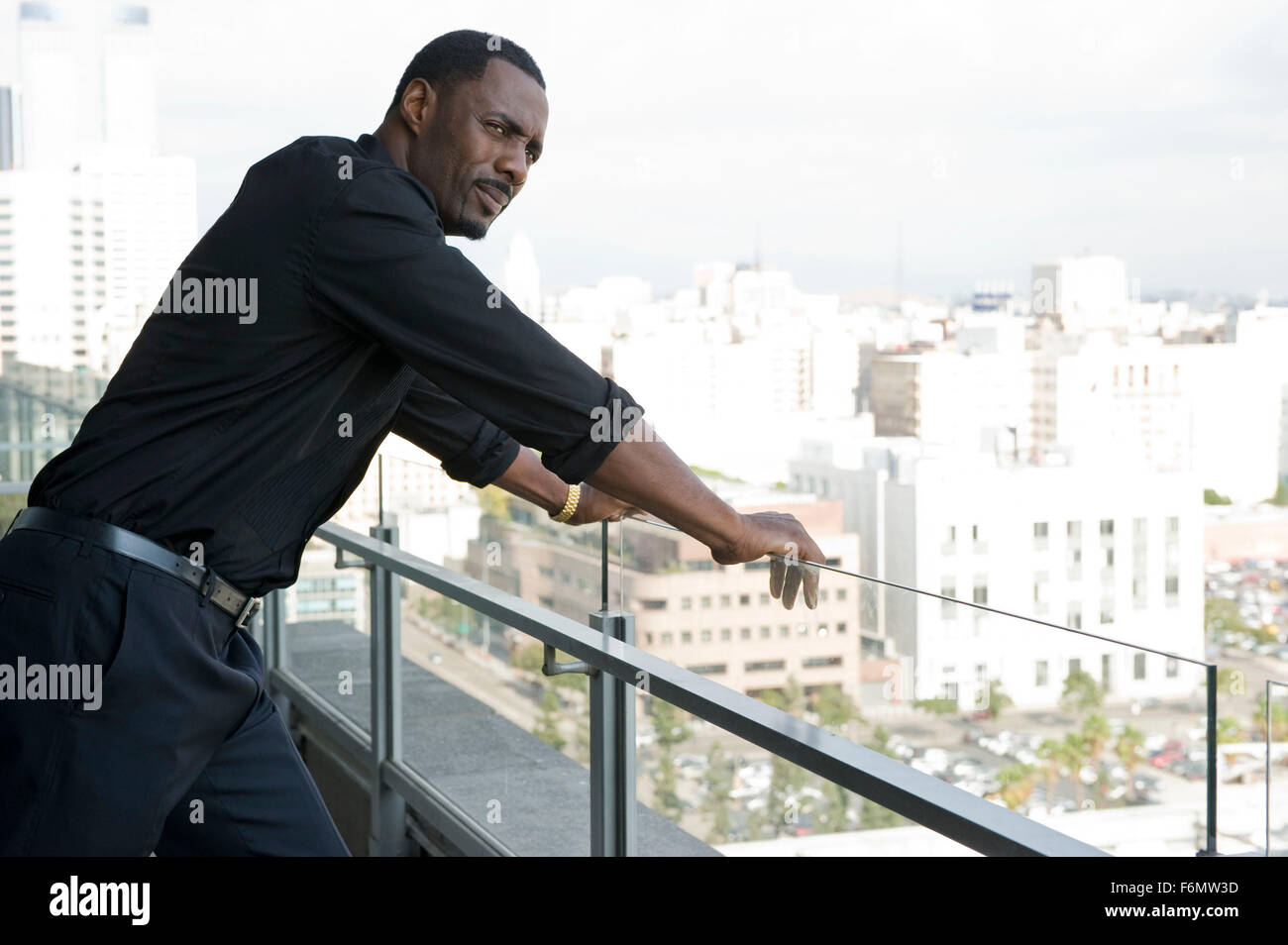 DATE DE SORTIE : Février 26, 2010. Titre du film : preneurs. STUDIO : Screen Gems. Résumé : Un groupe de voleurs de banque trouver leur plan de 20 millions de dollars interrompu par un détective à la coque. Sur la photo : IDRIS ELBA comme Gordon Jennings Banque D'Images