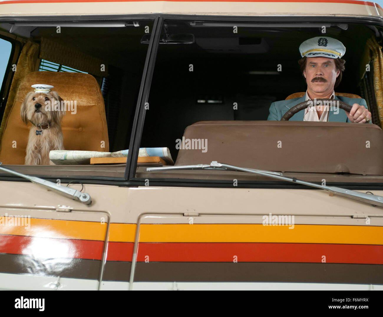 DATE DE SORTIE : Décembre 20, 2013 TITRE : Présentateur 2 : La légende continue Studio : Paramount Pictures Réalisateur : Adam McKay Résumé : Avec les années 70 derrière lui, San Diego's top qualité newsman, Ron Burgundy, revient à prendre la première New York 24 heures news channel par storm présenté : Baxter le chien et Will Ferrell comme Ron Burgundy et Christina Applegate (Crédit : Paramount Pictures/photos) Banque D'Images