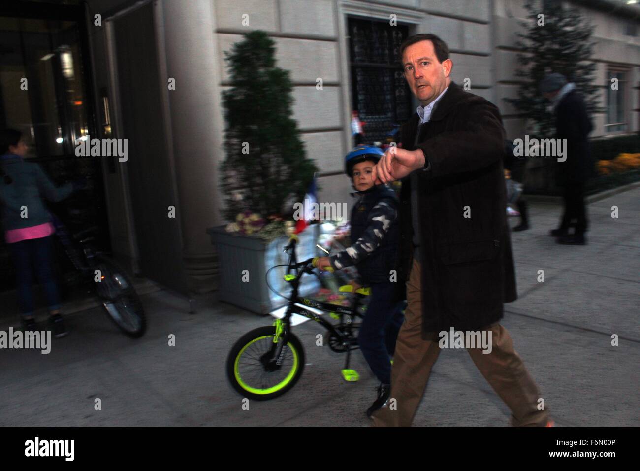 New York, New York, USA. 15 Nov, 2015. LORTHLARY BERTRAND, le Consul Général de France à New York, a pris une pause bien méritée et profité d'une fin de dimanche après-midi à marcher le long de la Cinquième Avenue, avec ses deux jeunes enfants sur leurs vélos. À son retour au consulat, l'avocat général, avec colère opposé à être photographié sur la rue de la ville, citant "sécurité préoccupations.' © G. Ronald Lopez/ZUMA/ZUMAPRESS.com/Alamy fil Live News Banque D'Images