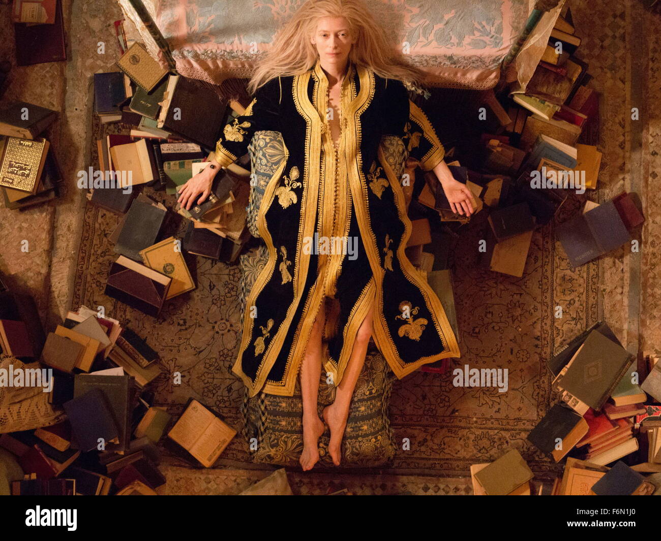 DATE DE SORTIE : Avril 11, 2014 Title : Les amateurs seulement laissé en vie STUDIO : Sony Pictures Classics Réalisateur : Jim Jarmusch PLOT : une histoire centrée sur deux vampires qui ont été dans l'amour pendant des siècles sur la photo : Tilda Swinton que Eve (Crédit : c Sony Pictures Classics/photos) Banque D'Images