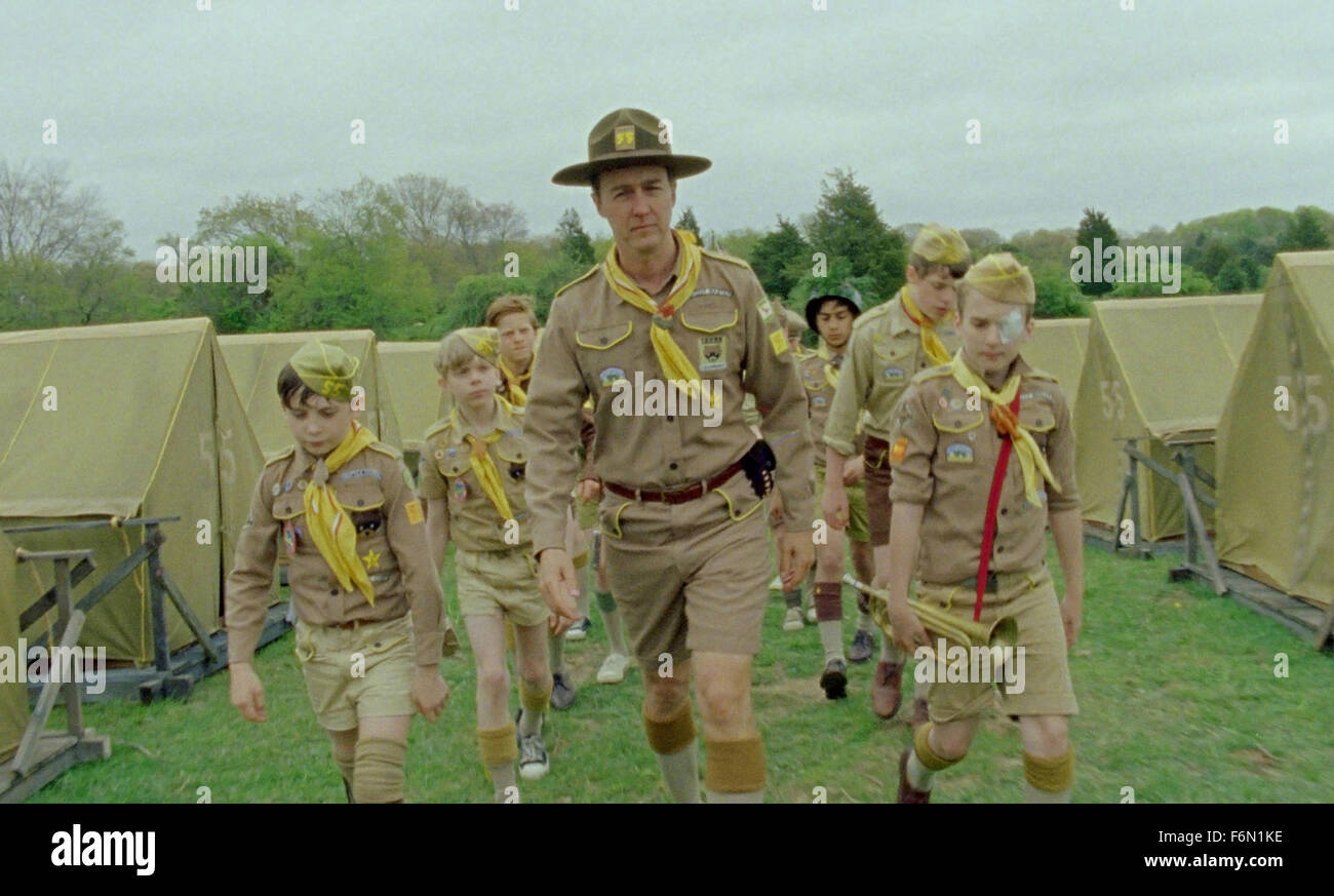 DATE DE SORTIE : Mai 25, 2012 TITRE DE LA VIDÉO : Moonrise Kingdom STUDIO : Focus Réalisateur : Wes Anderson Résumé : une paire de jeunes amoureux fuir leur ville de la Nouvelle-Angleterre, ce qui cause une partie de la recherche locale pour les trouver sur la photo : EDWARD NORTON comme maître Scout Ward (Crédit : c Focus/photos) Banque D'Images