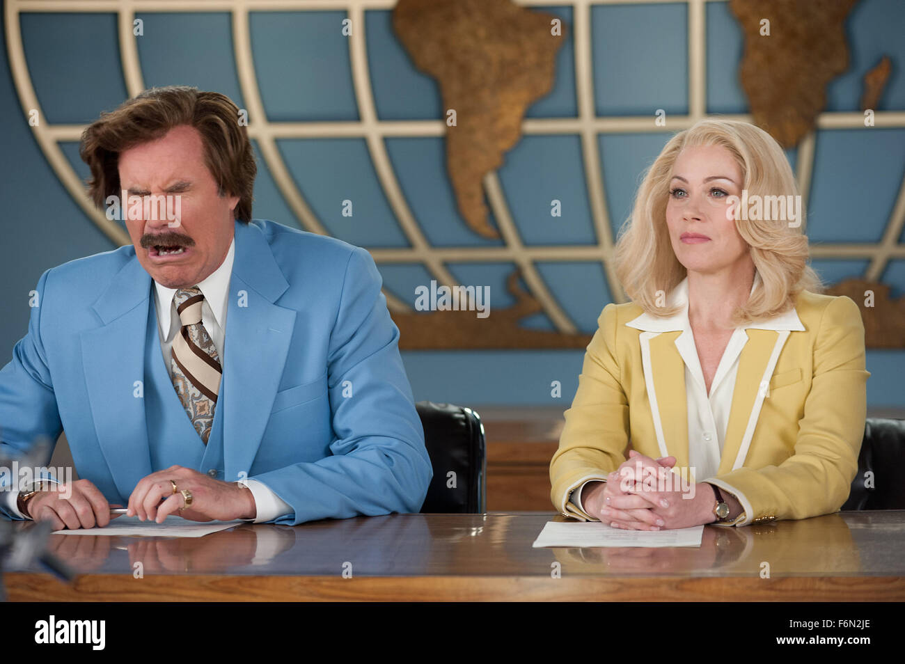 DATE DE SORTIE : Décembre 20, 2013 TITRE : Présentateur 2 : La légende continue Studio : Paramount Pictures Réalisateur : Adam McKay Résumé : Avec les années 70 derrière lui, San Diego's top qualité newsman, Ron Burgundy, revient à prendre la première New York 24 heures news channel par la tempête sur la photo : Will Ferrell comme Ron Burgundy et Christina Applegate comme Veronica Corningstone (Crédit : Paramount Pictures/photos) Banque D'Images