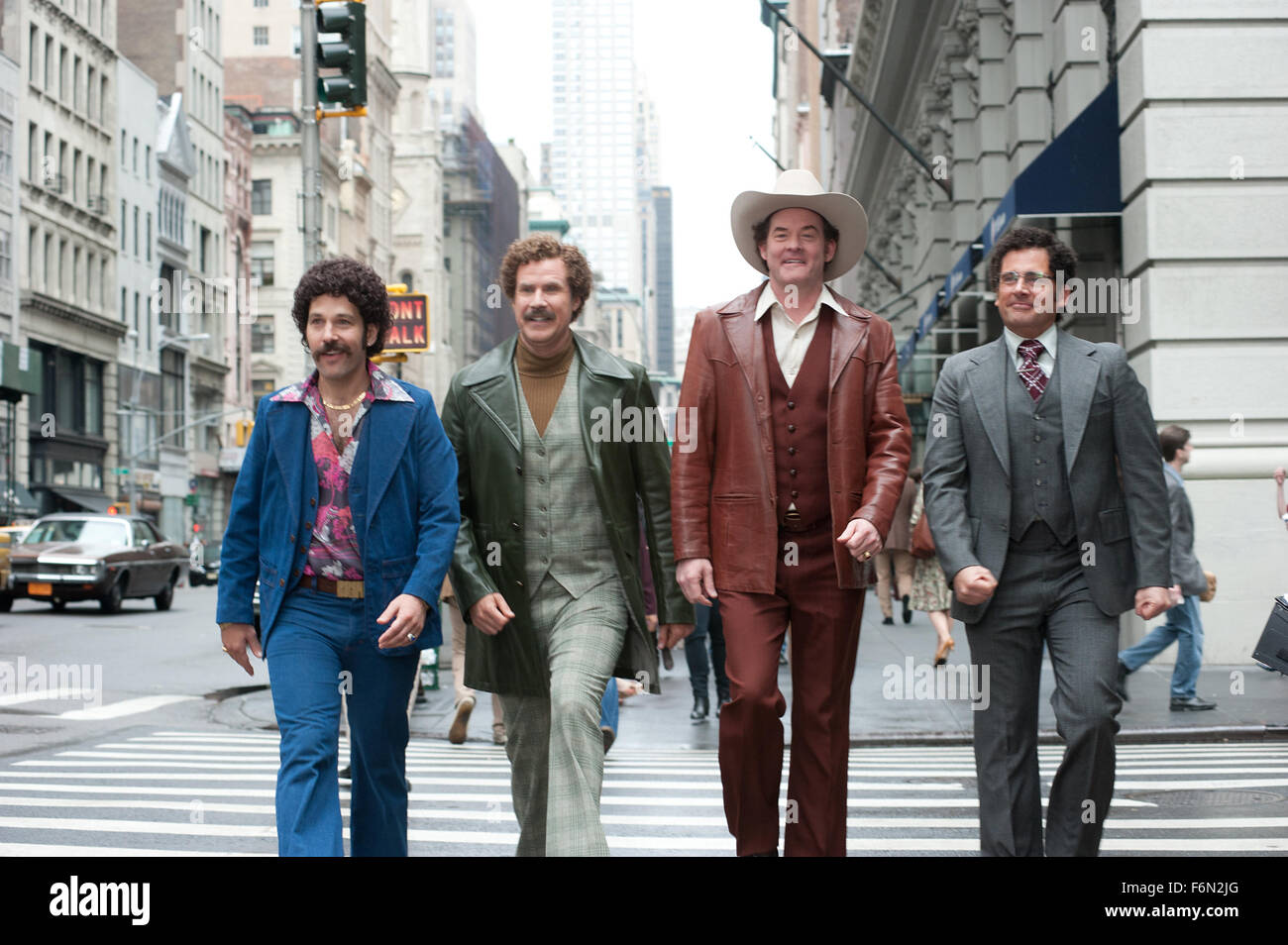 DATE DE SORTIE : Décembre 20, 2013 TITRE : Présentateur 2 : La légende continue Studio : Paramount Pictures Réalisateur : Adam McKay Résumé : Avec les années 70 derrière lui, San Diego's top qualité newsman, Ron Burgundy, revient à prendre la première New York 24 heures news channel par la tempête sur la photo : Paul Rudd comme Brian Fantana, Steve Carell comme David Koechner, Tamland de brique comme champ Type et Will Ferrell comme Ron Burgundy (Crédit : Paramount Pictures/photos) Banque D'Images