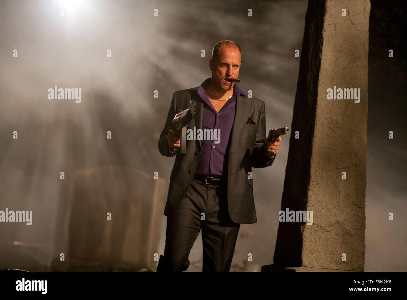 DATE DE SORTIE : Octobre 12, 2012 Title : Sept psychopathes STUDIO : Photos Plan Directeur : Martin McDonagh PLOT : un mal par inadvertance scénariste s'enchevêtre dans la pègre de Los Angeles après sa drôle les amis enlèvent un gangster du bien-aimé Shih Tzu présenté : Woody Harrelson comme Charlie (Crédit : c Plan Photos/Images de divertissement) Banque D'Images