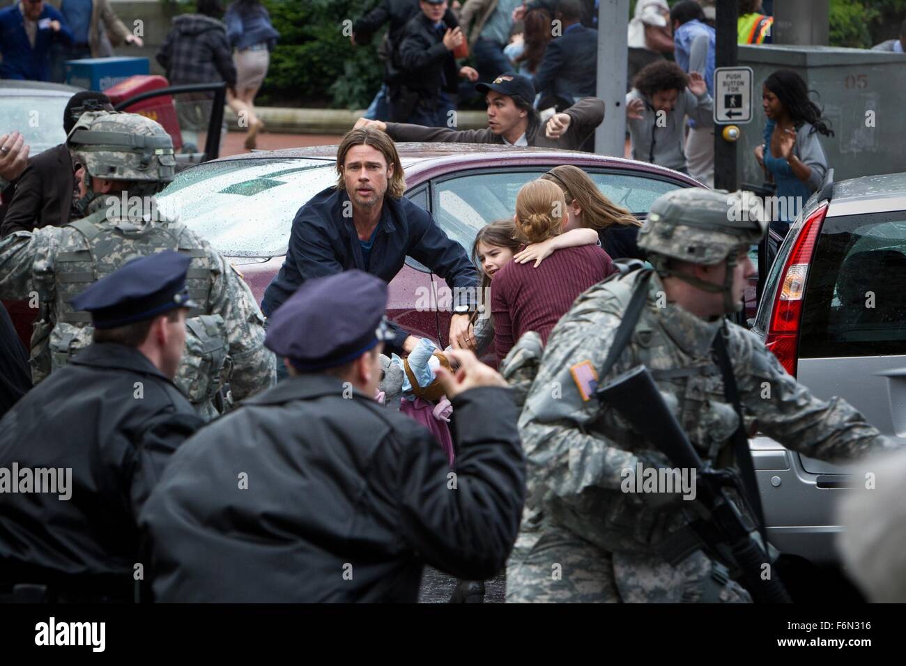 DATE DE SORTIE : Juin 21, 2013 Title : World War Z Studio : Paramount Pictures Réalisateur : Marc Forster PLOT : Un employé de l'ONU est une course contre la montre et le devenir, comme il parcourt le monde pour essayer d'empêcher le déclenchement d'une pandémie Zombie mortel présenté : BRAD PITT comme Gerry Lane (Crédit : c ParamountPictures/photos) Banque D'Images