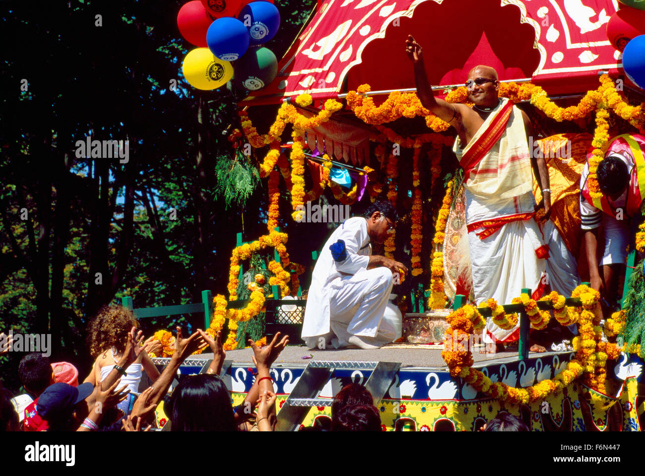 Défilé de chars d'Hare Krishna et Festival de l'Inde, Vancouver, BC - Colombie-Britannique, Canada - Les dévots de flottement suivantes Banque D'Images