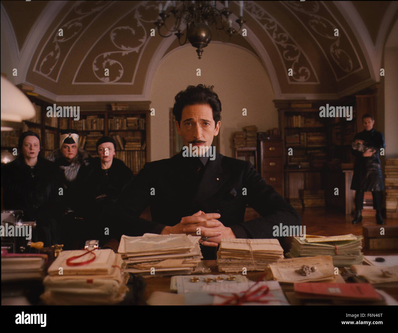 DATE DE SORTIE : 7 mars 2014 TITRE : Le Grand Hôtel Budapest STUDIO : Fox Searchlight Pictures Réalisateur : Wes Anderson Résumé : Les aventures de Gustave H, un légendaire à un concierge de l'hôtel célèbre entre les deux guerres, et zéro Moustafa, le hall garçon qui devient son plus fidèle ami Photo : Adrien Brody comme Dmitri (Crédit : c Fox Searchlight Pictures/photos) Banque D'Images