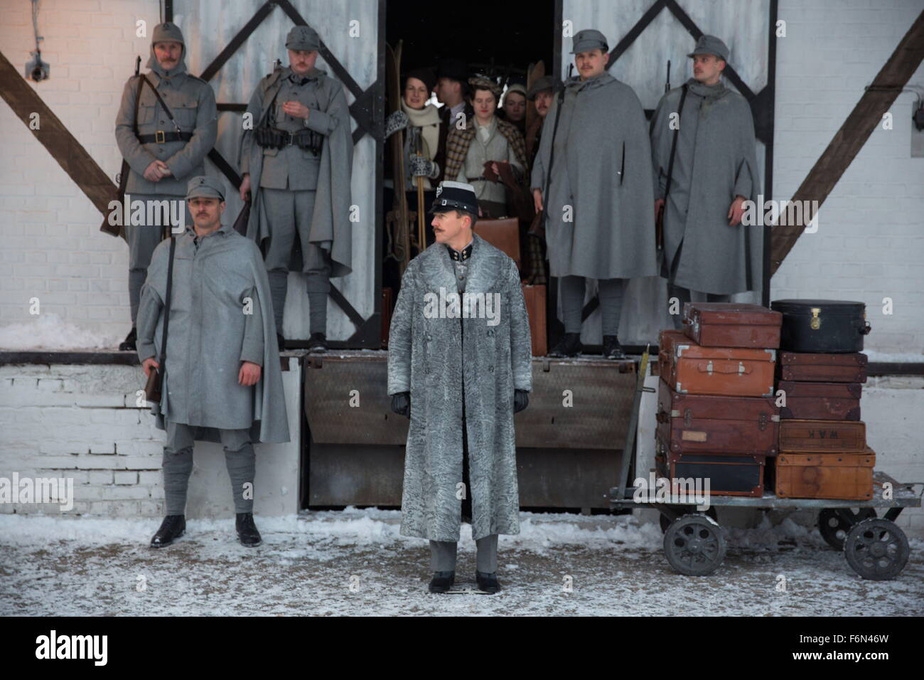 DATE DE SORTIE : 7 mars 2014 TITRE : Le Grand Hôtel Budapest STUDIO : Fox Searchlight Pictures Réalisateur : Wes Anderson Résumé : Les aventures de Gustave H, un légendaire à un concierge de l'hôtel célèbre entre les deux guerres, et zéro Moustafa, le hall garçon qui devient son plus fidèle ami Photo : EDWARD NORTON comme Henckels (Crédit : c Fox Searchlight Pictures/photos) Banque D'Images