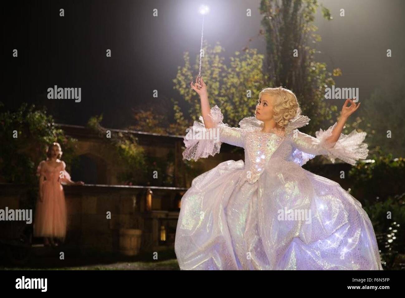 DATE DE SORTIE : Mars 13, 2015 Title : Cinderella STUDIO : Walt Disney Pictures Réalisateur : Kenneth Branagh RÉSUMÉ : Lorsque son père décède subitement, young Ella se trouve à la merci de sa marâtre et ses filles. Jamais l'un d'abandonner tout espoir, Ella's fortunes commencent à changer après avoir rencontré un étranger dans les bois Photo : Helena Bonham Carter comme Blanche-neige (crédit Image : c Walt Disney Pictures/photos) Banque D'Images