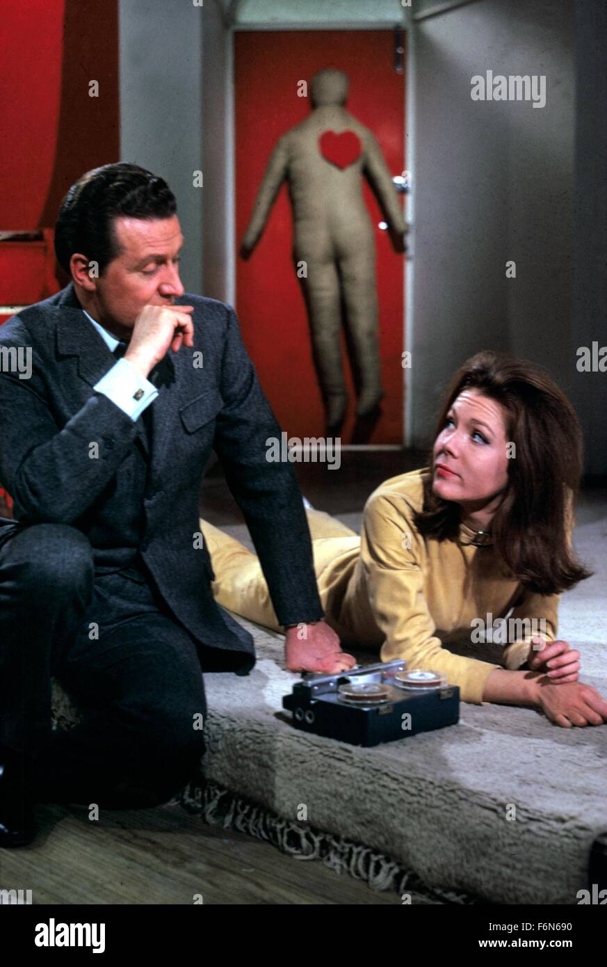 25 juin 2015 - Hollywood, USA - THE AVENGERS..PATRICK MACNEE, DIANA RIGG..AVG 014..MOVIESTORE COLLECTION..Credit : Moviestore Collection/face à face..- Editorial utilisez uniquement (crédit Image : c Entertainment Photos) Banque D'Images