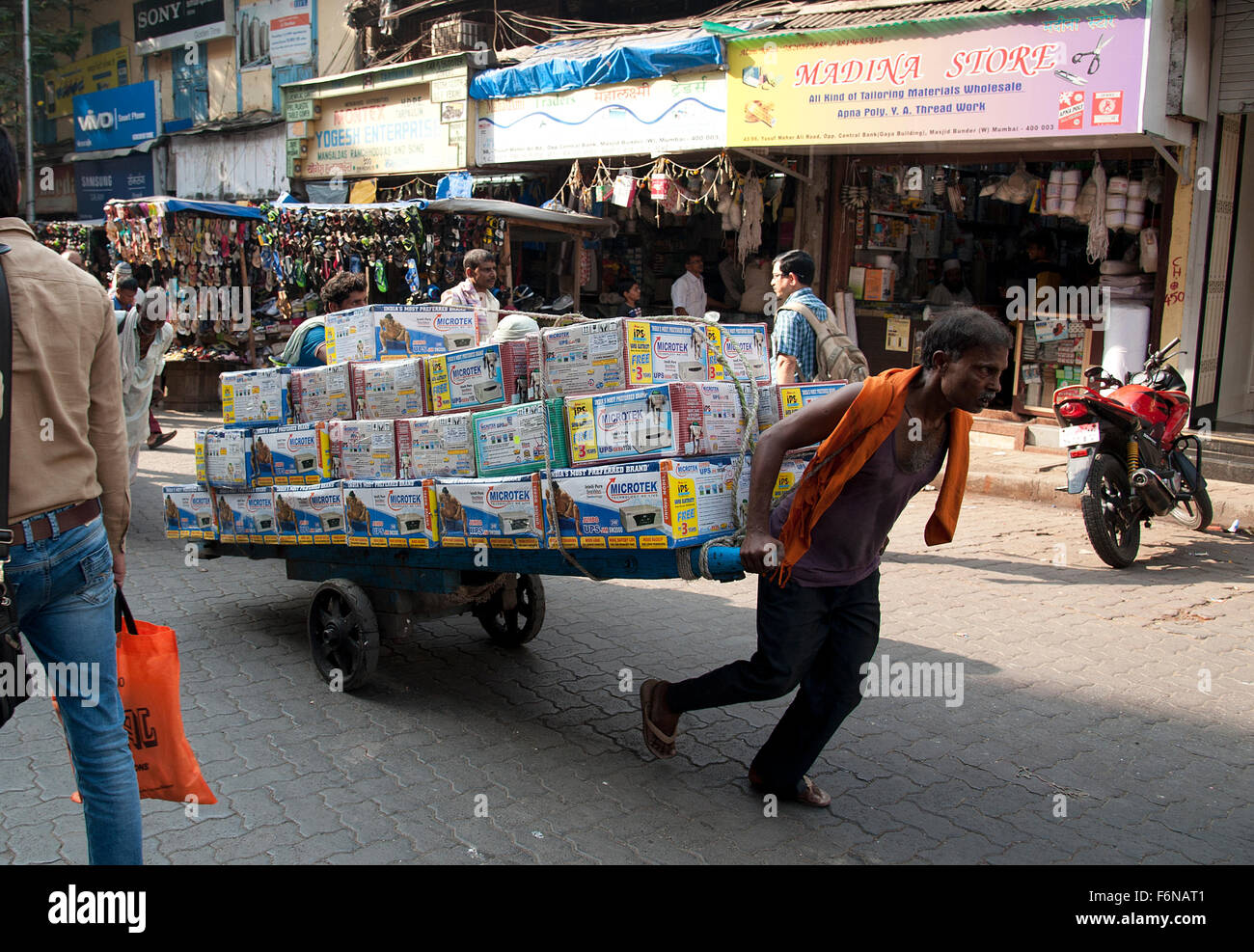 L'image de la main panier Puler à Mumbai, Inde Banque D'Images