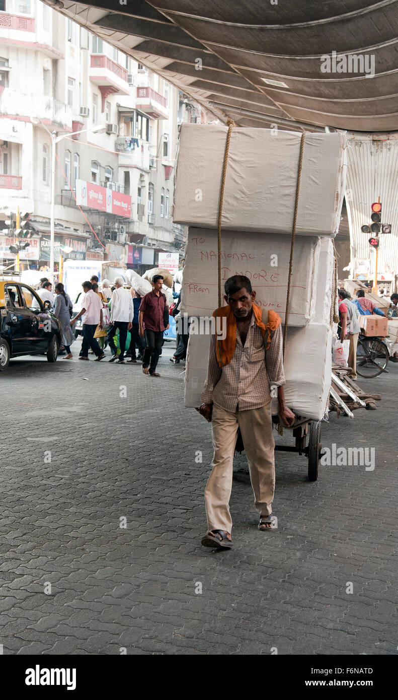 L'image de la main panier Puler a été prise à Mumbai, Inde Banque D'Images