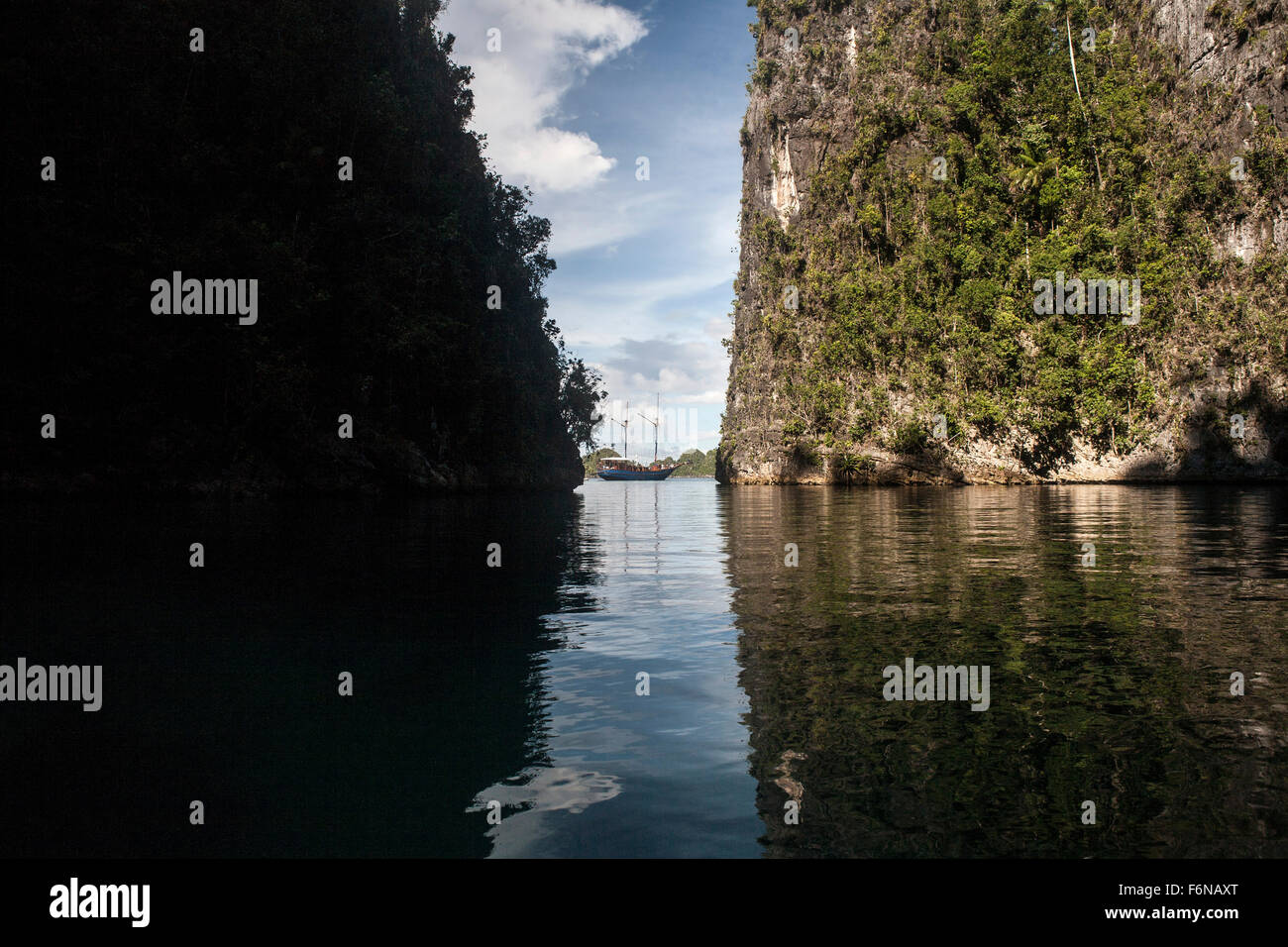 Châssis robuste îles calcaires, une goélette pinisi indonésien dans une partie reculée de Raja Ampat, en Indonésie. Cette magnifique région est Banque D'Images