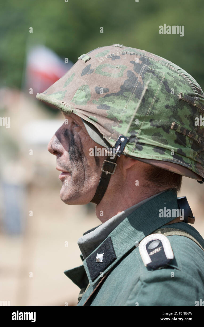 La seconde guerre mondiale remise en vigueur. Portrait de profil du côté extérieur officier allemand de peinture noire sur le visage comme camouflage. Tourné la tête et des épaules. Banque D'Images