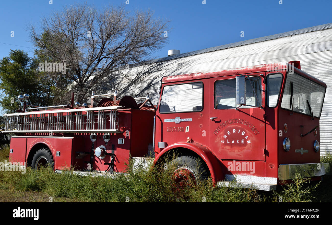 Un vieux camion de pompiers abandonnés assis dans un champ de Sheridan Lake, Colorado. Banque D'Images