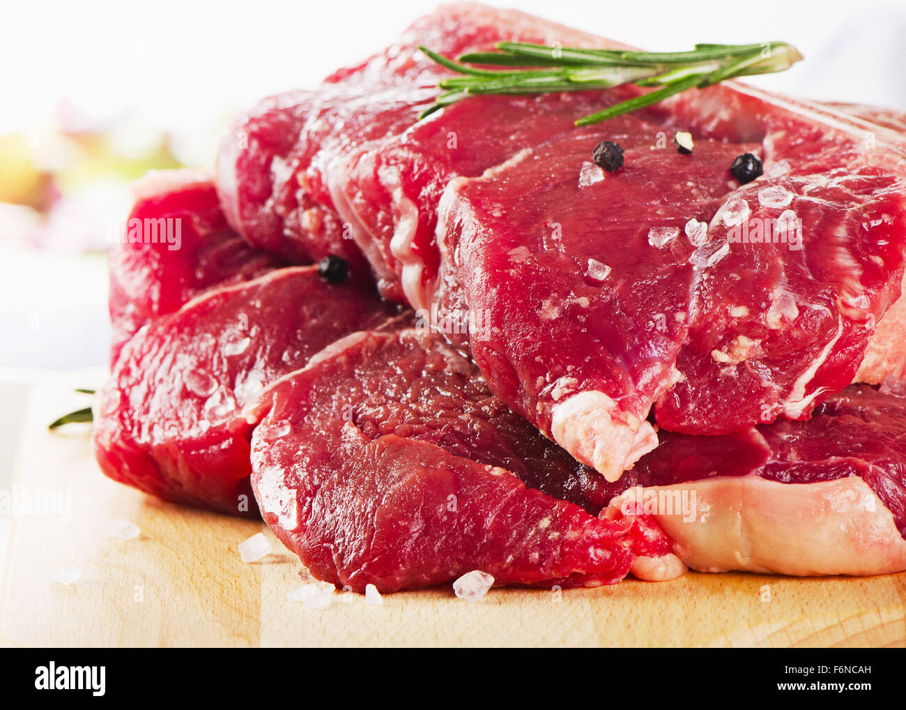 Le boeuf cru t-bone steak sur une planche à découper. Banque D'Images