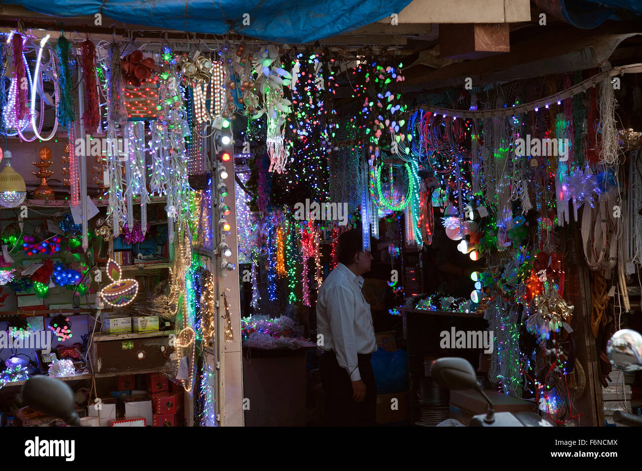 L'image de boutique d'éclairage a été prise à Lohar Chawl, Mumbai Inde Banque D'Images