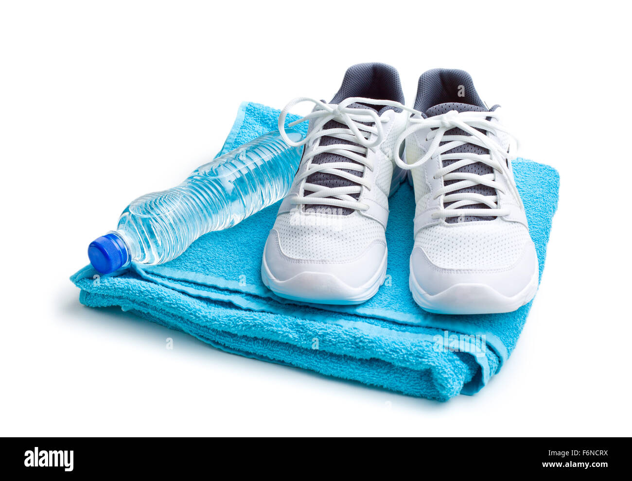 Sport concept. bouteille, chaussures et serviette sur fond blanc Banque D'Images