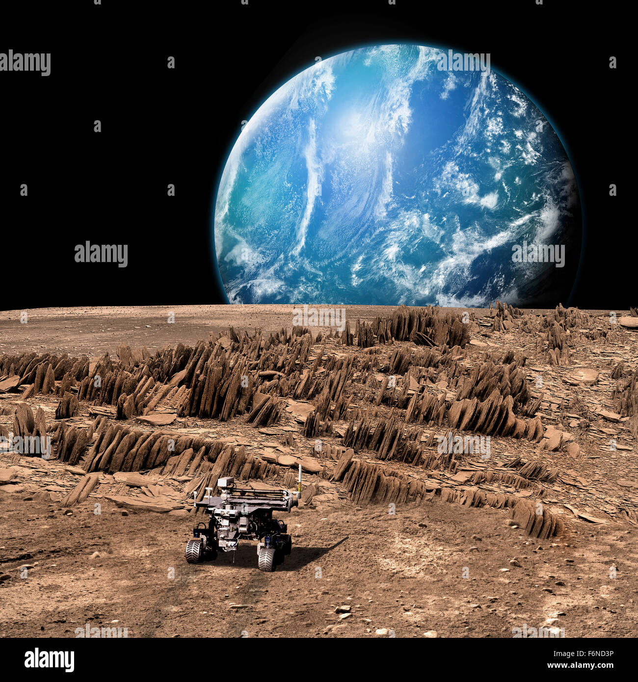 Un rover explore un éperon, stérile de la lune comme un grand, de l'eau couverts world s'élève au-dessus de l'horizon. Banque D'Images