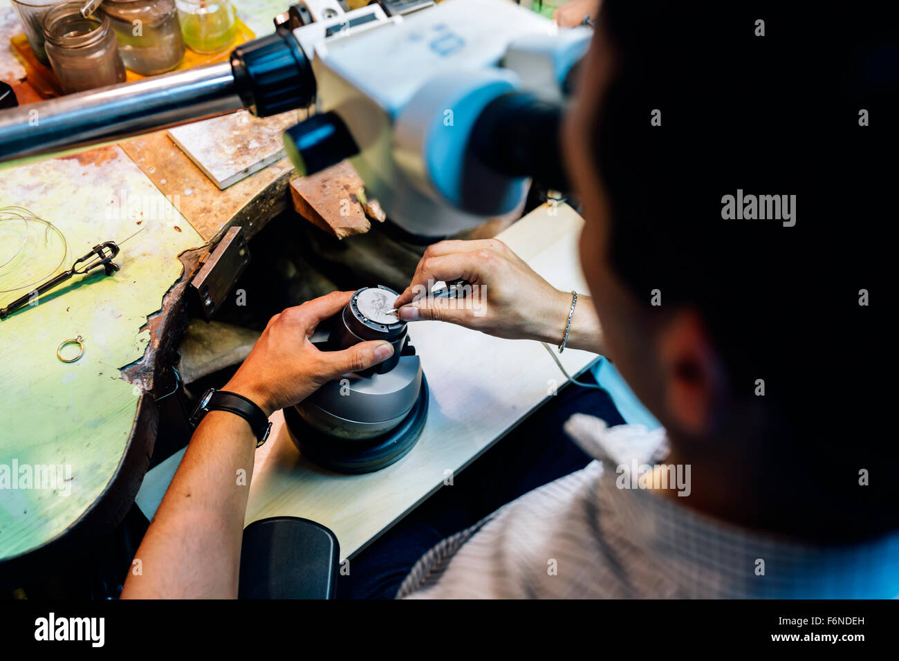 Groupe de travail sur les métaux bijoutier avec appareil optique qui permet un travail de précision Banque D'Images