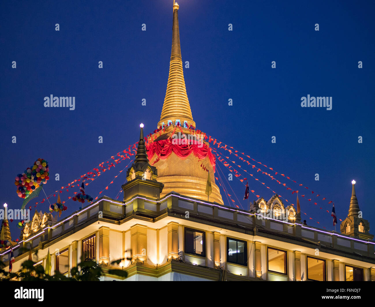 Bangkok, Thaïlande. 18 Nov, 2015. Le chedi de Wat Saket au début de la foire annuelle du temple. Wat Saket est sur une colline dans le quartier historique de Bangkok. Le temple a golden spire qui est de 260 pieds de haut qui a été le point le plus élevé à Bangkok depuis plus de 100 ans. La construction du temple a commencé dans les années 1800 sous le règne du Roi Rama III et a été achevé sous le règne du roi Rama IV. Credit : ZUMA Press, Inc./Alamy Live News Banque D'Images