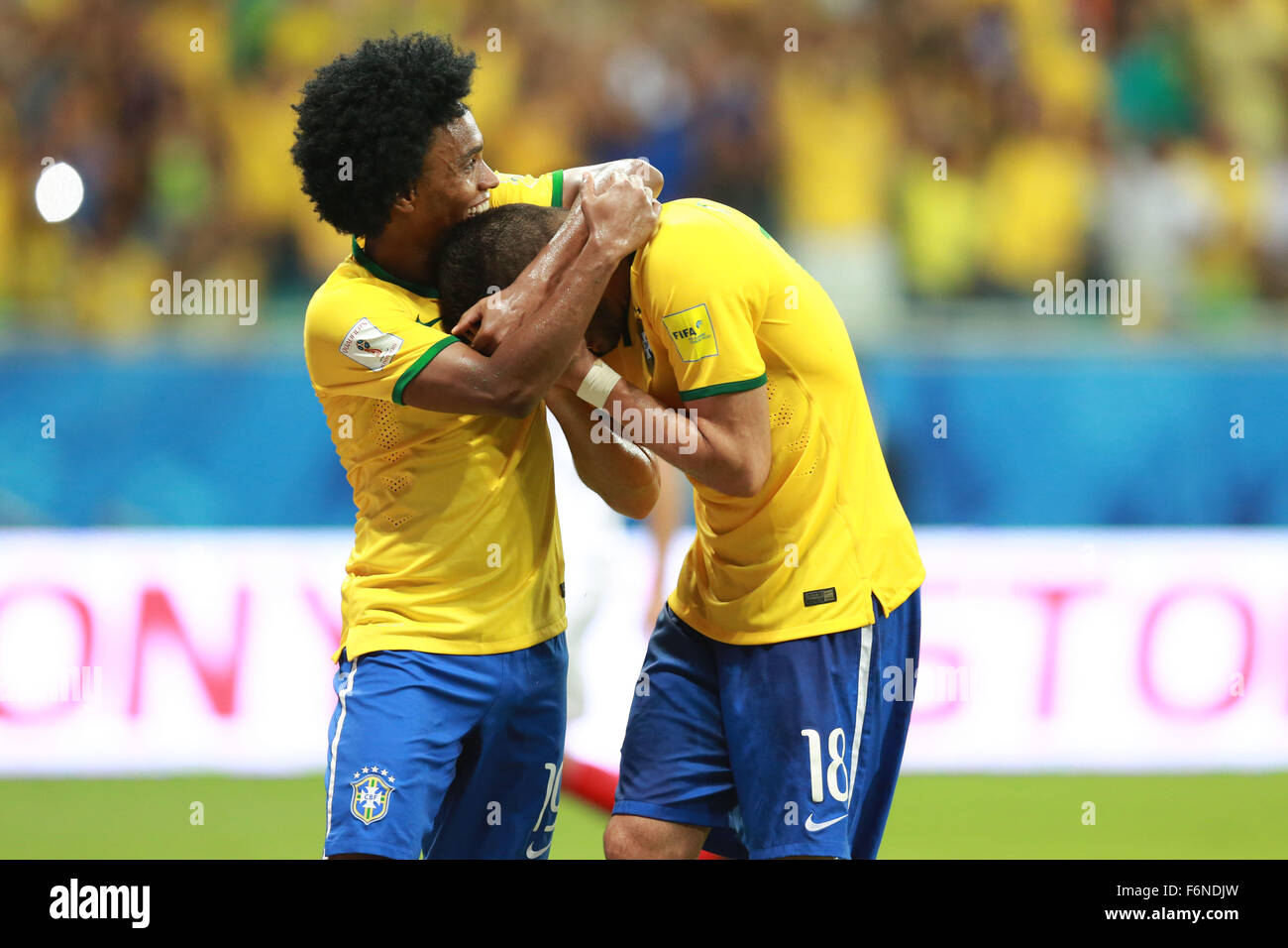 Salvador de Bahia, Brésil. 17 novembre, 2015. Le Renato Augusto (R) célèbre après avoir marqué avec son coéquipier Willian durant la Coupe du Monde de la Russie 2018 match contre le Pérou dans la ville de Salvador de Bahia, Brésil, le 17 novembre 2015. Le Pérou a perdu 0-3. Credit : Vanessa Carvalho/Brésil Photo Presse/AGENCIA ESTADO/Xinhua/Alamy Live News Banque D'Images