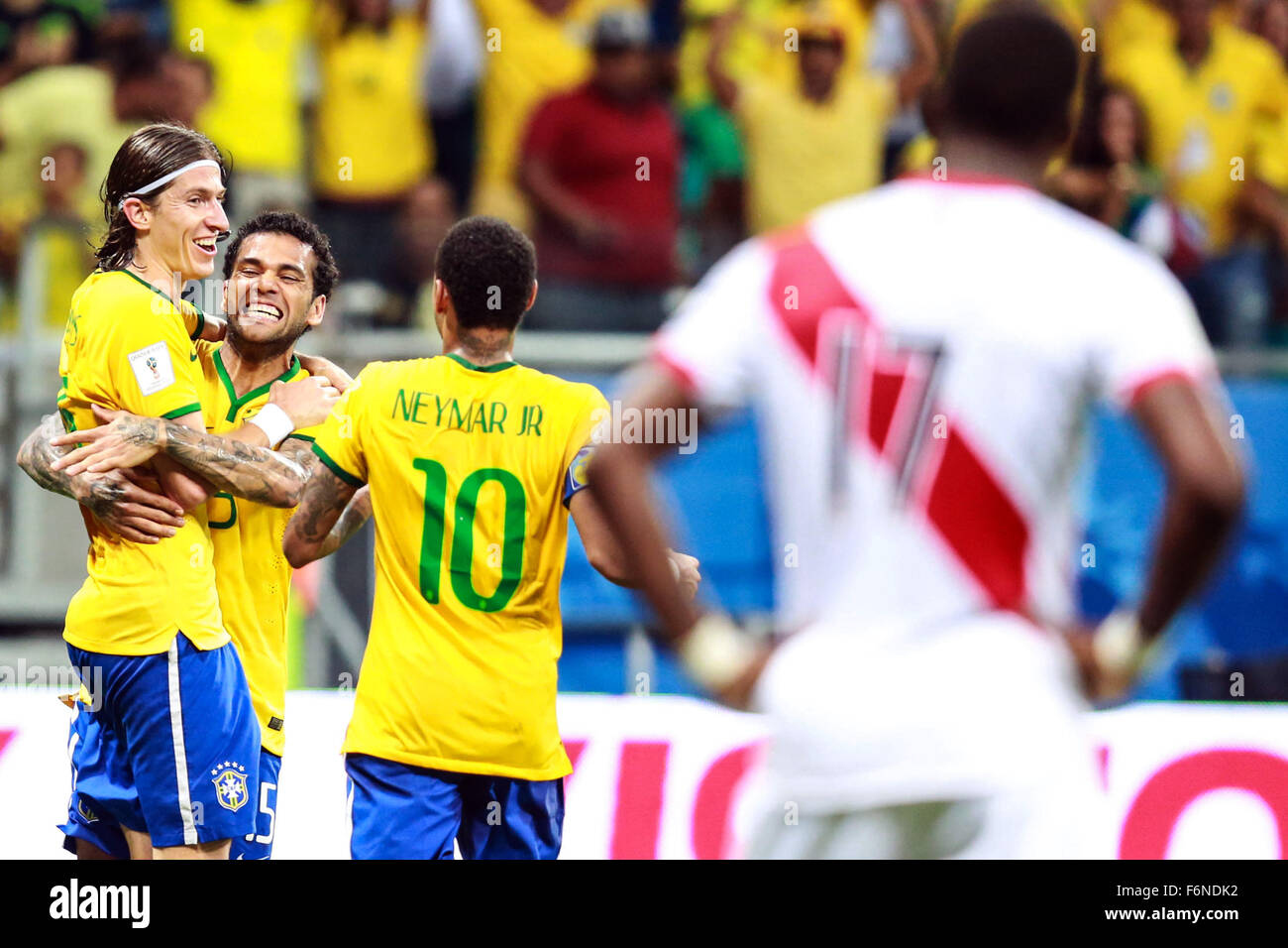 Salvador de Bahia, Brésil. 17 novembre, 2015. Brésil Filipe Luis (L) célèbre avec ses coéquipiers Dani Alves (C) et après avoir marqué Neymar lors de la qualification pour la Coupe du Monde de la Russie 2018 match contre le Pérou dans la ville de Salvador de Bahia, Brésil, le 17 novembre 2015. Le Brésil a gagné 3-0. Credit : Vanessa Carvalho/Brésil Photo Presse/AGENCIA ESTADO/Xinhua/Alamy Live News Banque D'Images