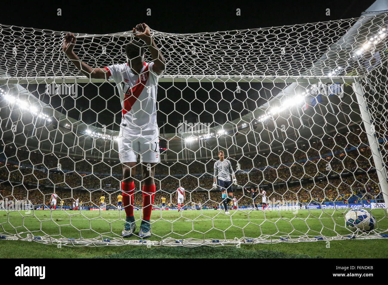 Salvador de Bahia, Brésil. 17 novembre, 2015. Carlos du Pérou (Ascues avant) réagit au cours de la qualification pour la Coupe du Monde de la Russie 2018 match contre le Brésil dans la ville de Salvador de Bahia, Brésil, le 17 novembre 2015. Le Pérou a perdu 0-3. Credit : Vanessa Carvalho/Brésil Photo Presse/AGENCIA ESTADO/Xinhua/Alamy Live News Banque D'Images