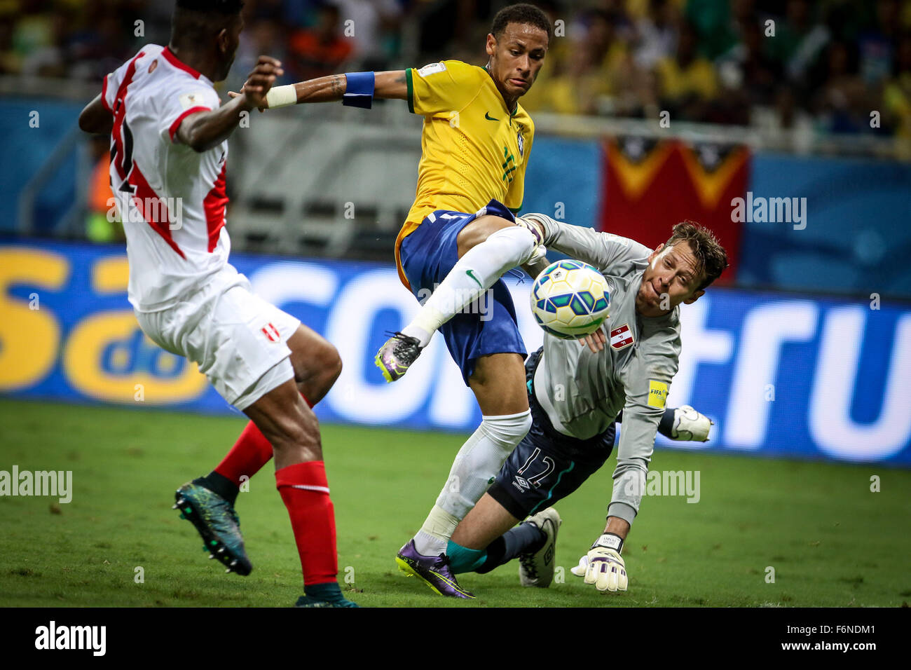 Salvador de Bahia, Brésil. 17 novembre, 2015. Neymar du Brésil (C) convoite la la balle avec le gardien du Pérou Diego Alonso (R) lors de la Coupe du Monde 2018 match qualificatif de la Russie dans la ville de Salvador de Bahia, Brésil, le 17 novembre 2015. Le Pérou a perdu 0-3. Credit : Vanessa Carvalho/Brésil Photo Presse/AGENCIA ESTADO/Xinhua/Alamy Live News Banque D'Images