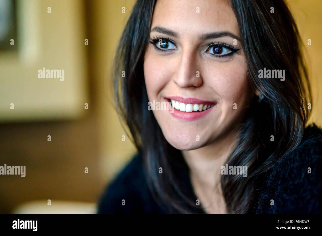 Portrait d'une belle brunette smiling Banque D'Images
