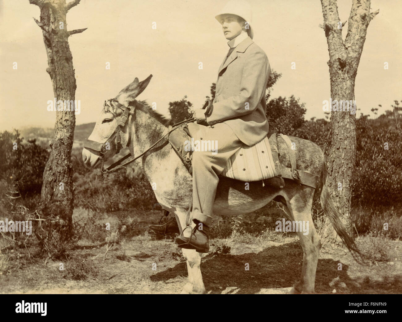 Un homme avec l'Explorer's hat sur un âne Banque D'Images