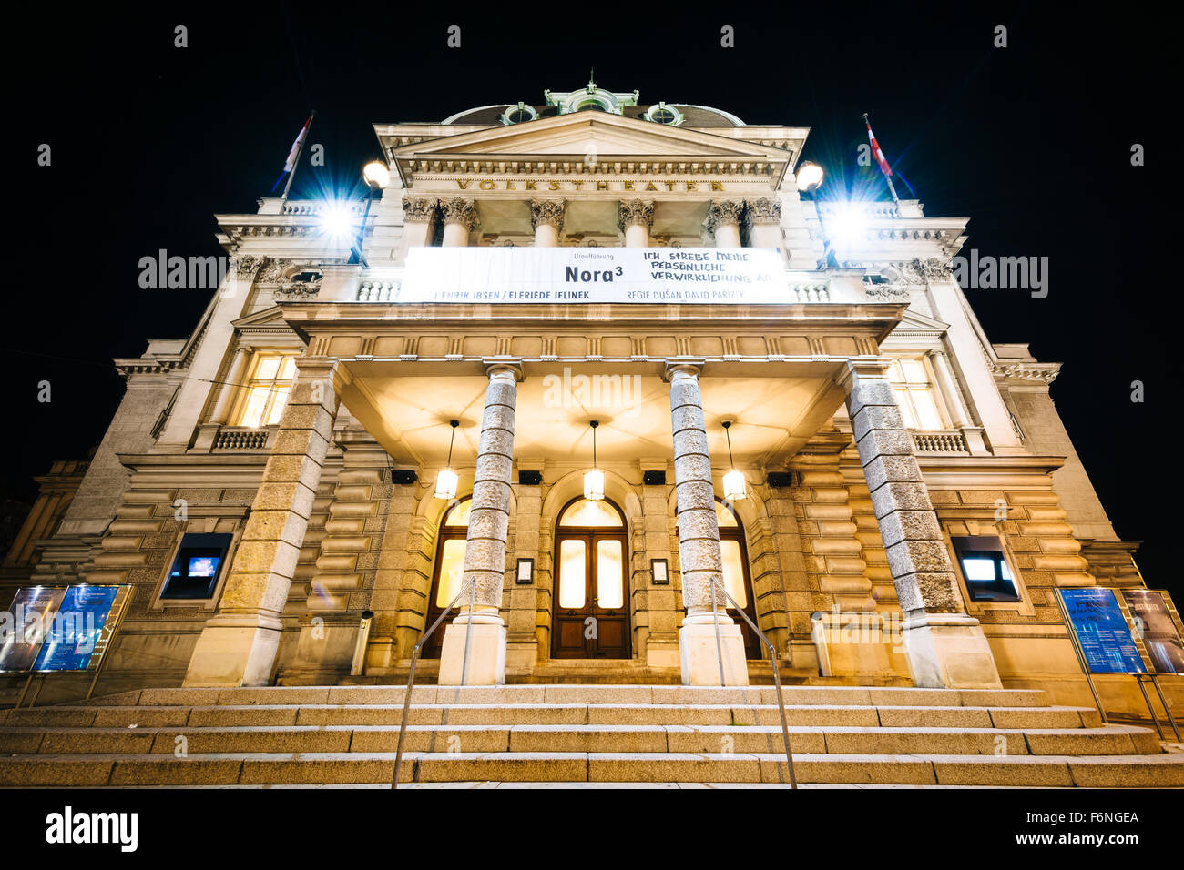 Volkstheater de nuit, à Vienne, Autriche. Banque D'Images