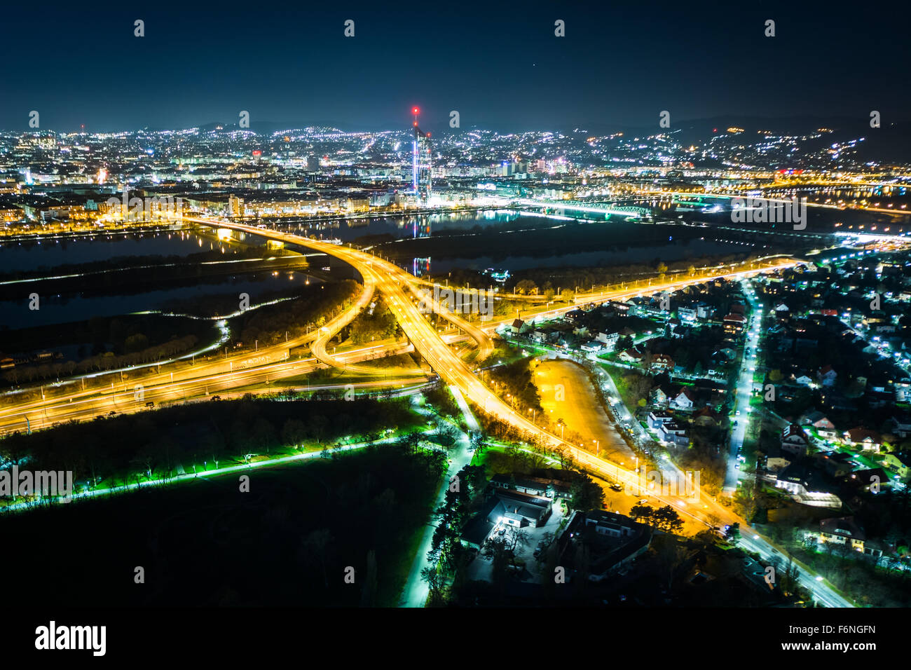 Vue depuis le Donauturm la nuit, à Vienne, Autriche. Banque D'Images