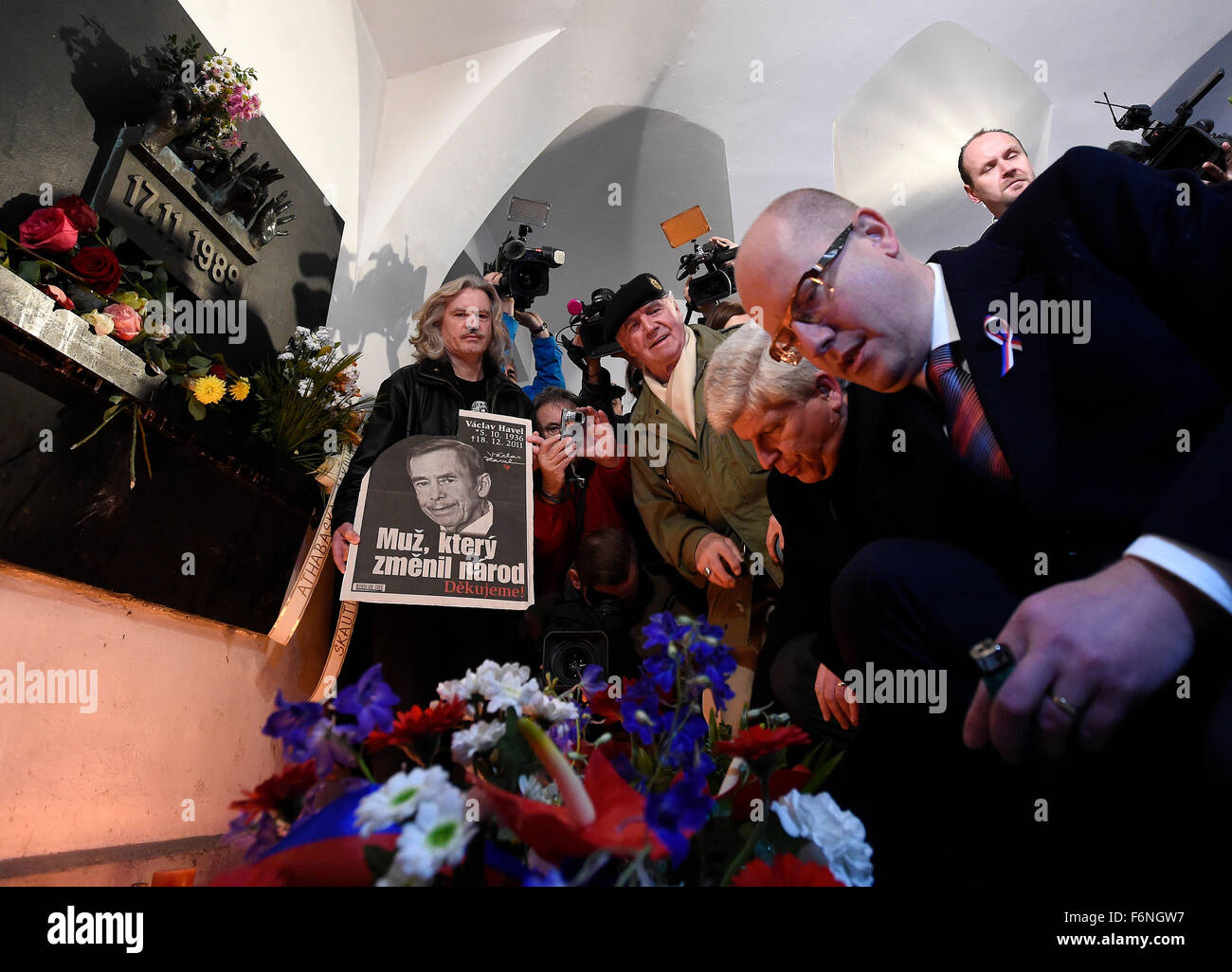 Prague, République tchèque. 17 novembre, 2015. Le premier ministre tchèque Bohuslav Sobotka, la droite et le social-démocrate (CSSD) représentant Martin Starec, deuxième à partir de la droite, assister à l'événement commémoratif à l'occasion de l'anniversaire du 17 novembre 1989, à des événements dans la révolution de velours à Prague, la rue Narodni, aujourd'hui, le mardi 17 novembre, 2015. © Roman Vondrous/CTK Photo/Alamy Live News Banque D'Images