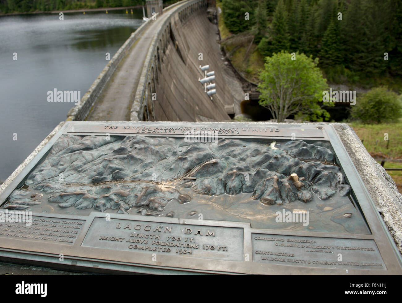 À plus d'un soulagement de barrage Laggan à l'extrémité ouest du Loch Moy au mur de barrage au-delà Banque D'Images