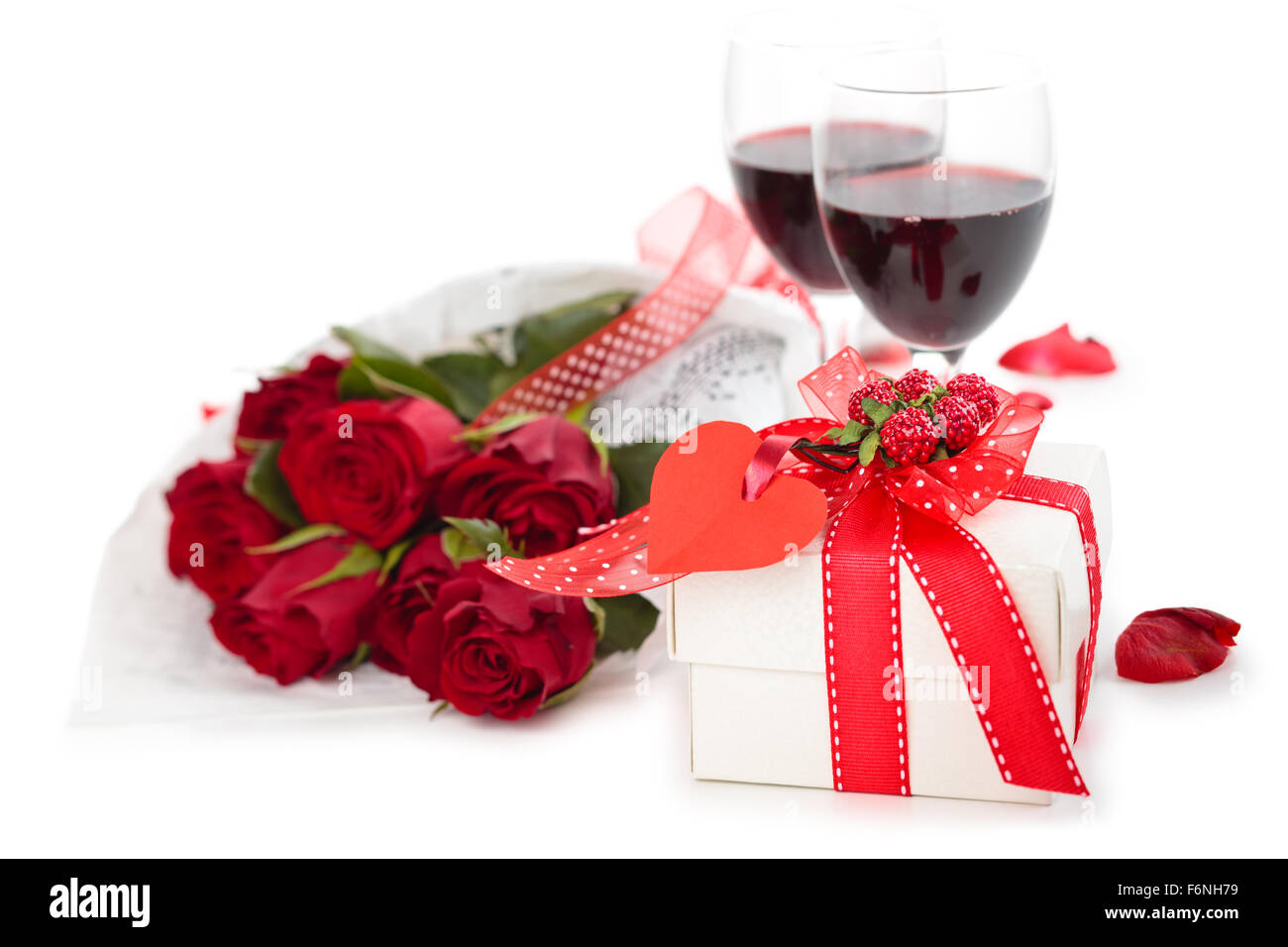 Bouquet de roses rouges, vin et cadeau. Banque D'Images