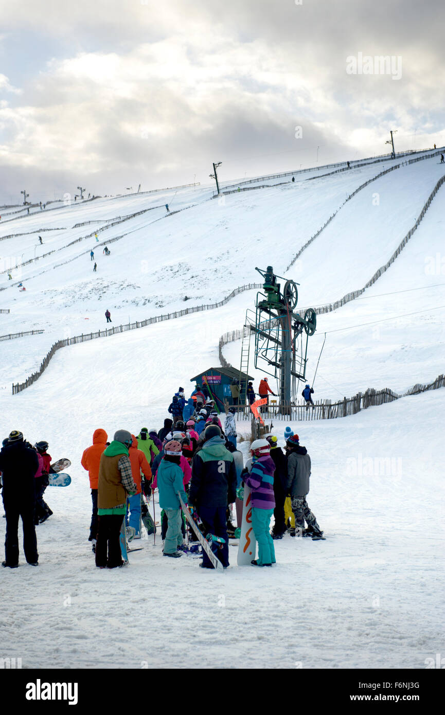 Plaisir sur les pentes de l'Écosse que les visiteurs de l'Lecht ski centre dans Aberdeenshire profiter d'activités récréatives d'hiver Banque D'Images