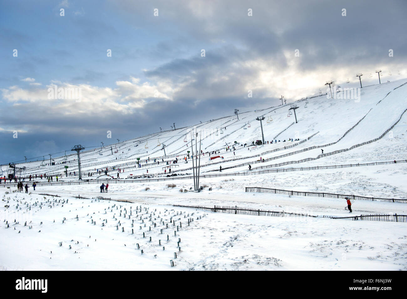 Plaisir sur les pentes de l'Écosse que les visiteurs de l'Lecht ski centre dans Aberdeenshire profiter d'activités récréatives d'hiver Banque D'Images