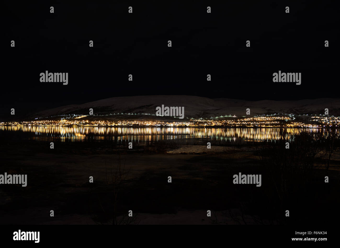 Belle île de baleine enneigée en hiver nuit à la réflexion de la lumière sur la surface du fjord calme Banque D'Images