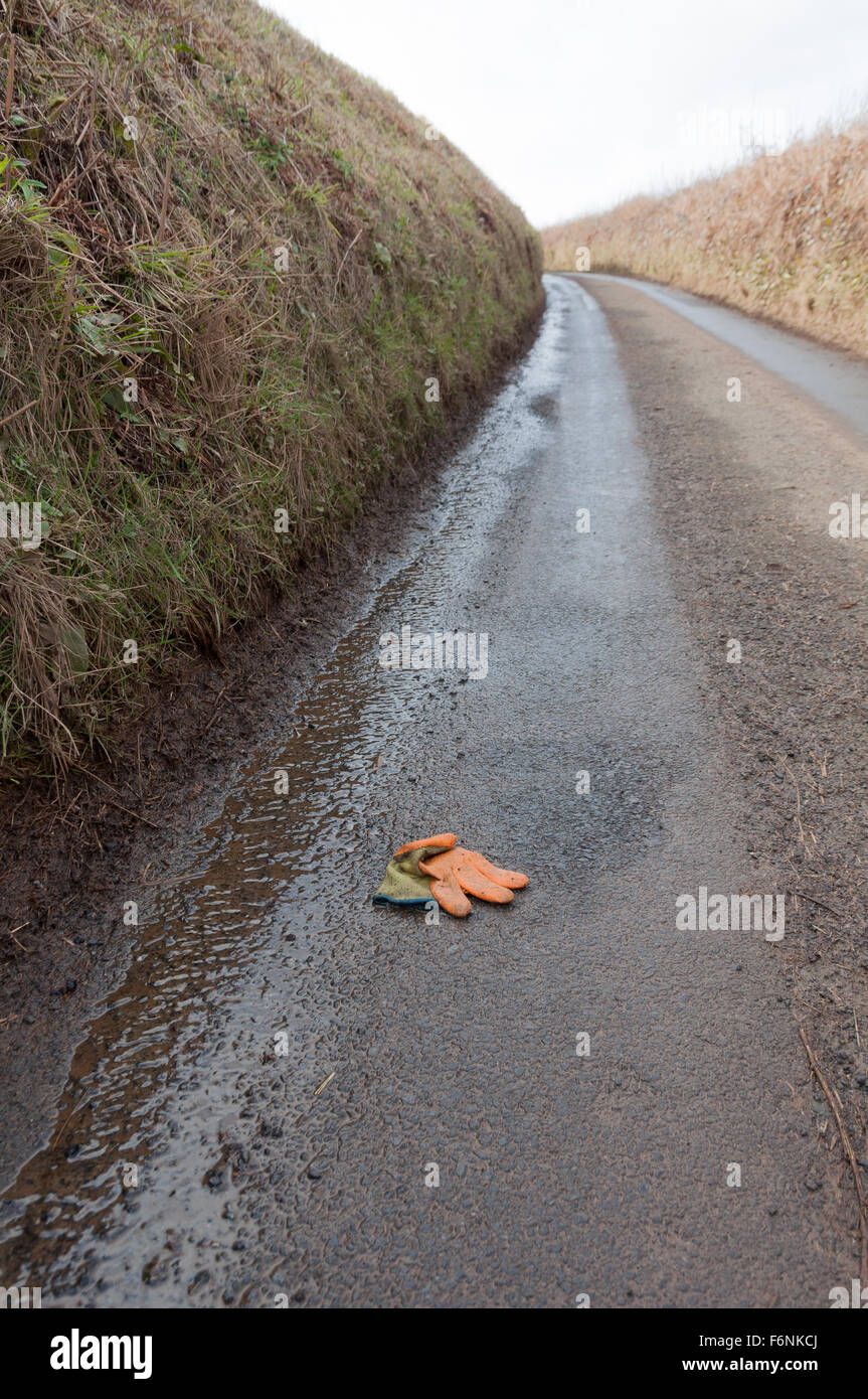 Le gant du workman perdu trouvé sur lane on country walk Banque D'Images